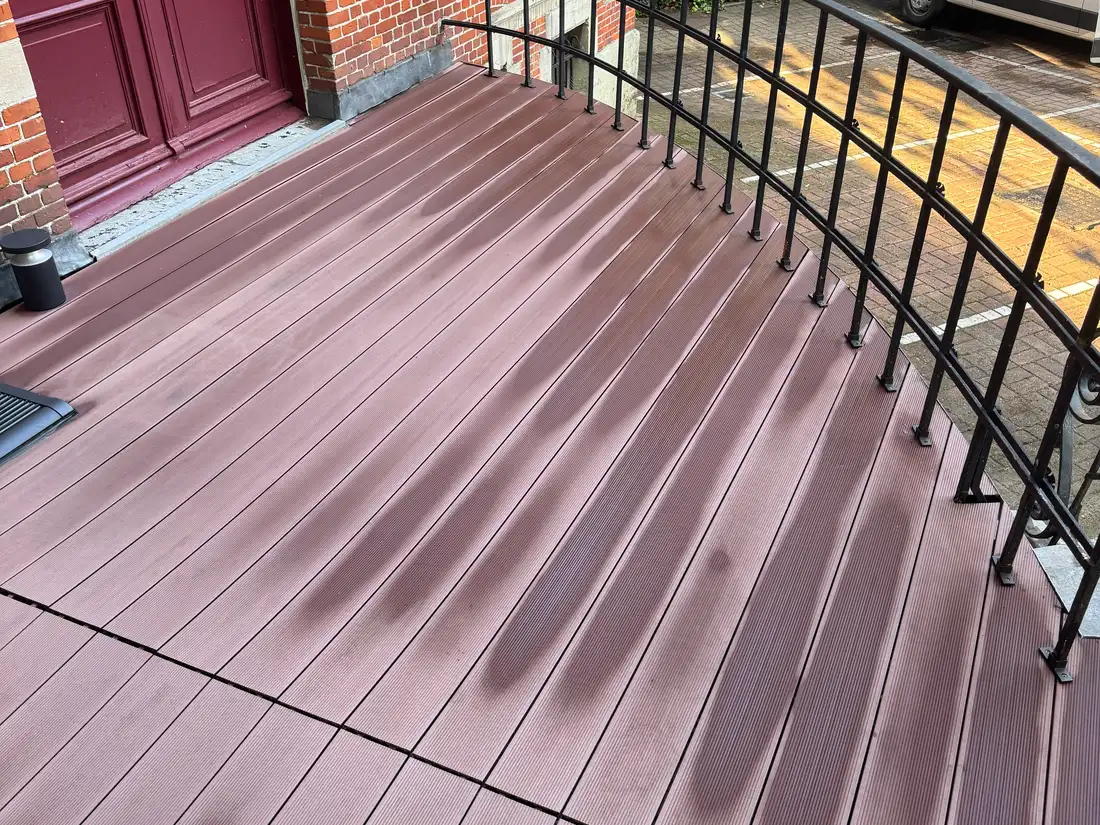 Terrasreiniging — Terras aan de ingang — na