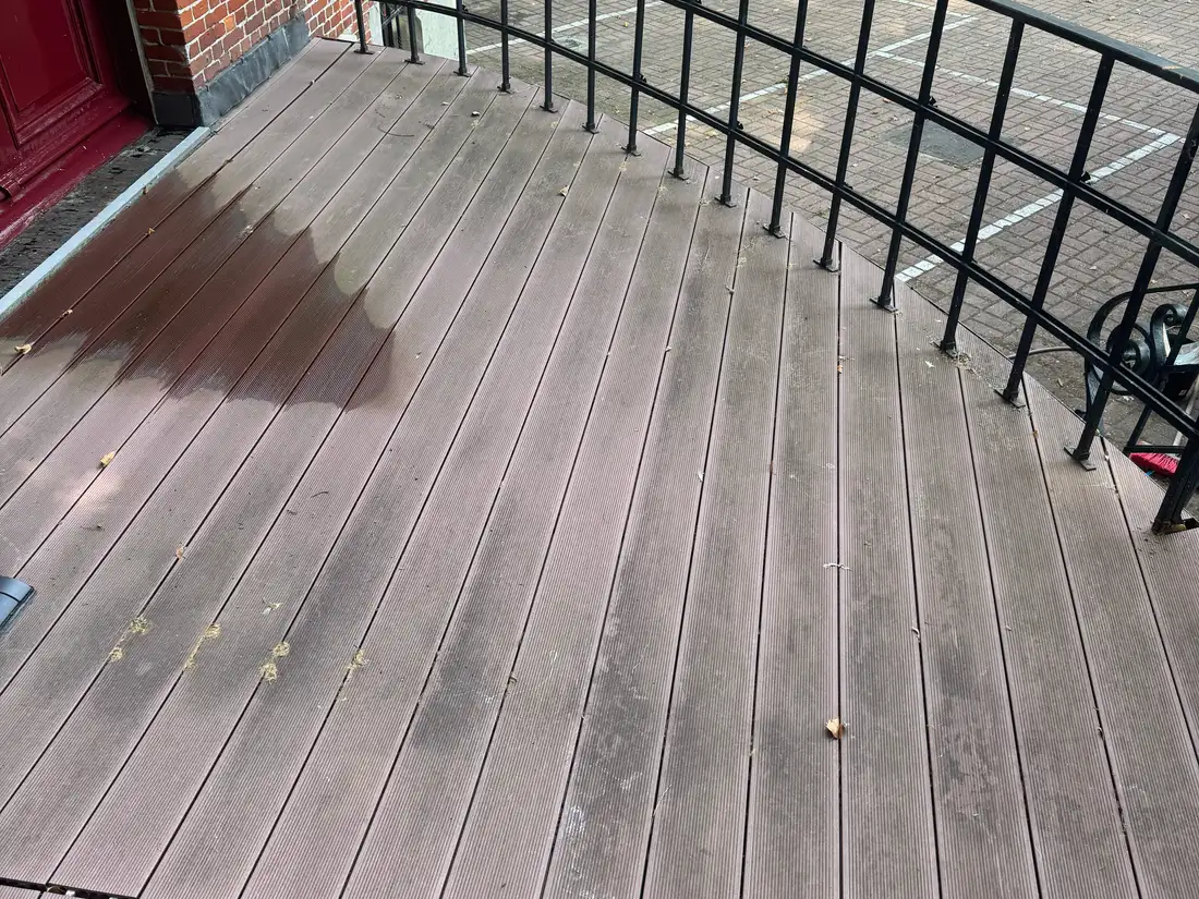 Terrasreiniging — Terras aan de ingang — voor