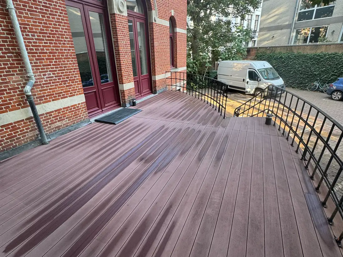 Vlonderterras en trappen bij een kantoorgebouw in Antwerpen