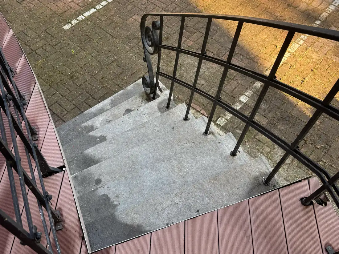 Terrasreiniging — Betontrap naar de parkeerzone — na