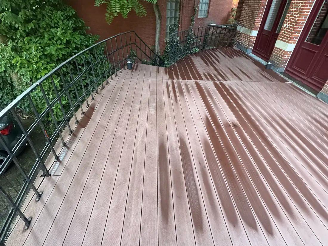 Terrasreiniging — Vlonderterras met groene aanslag tussen de planken — na