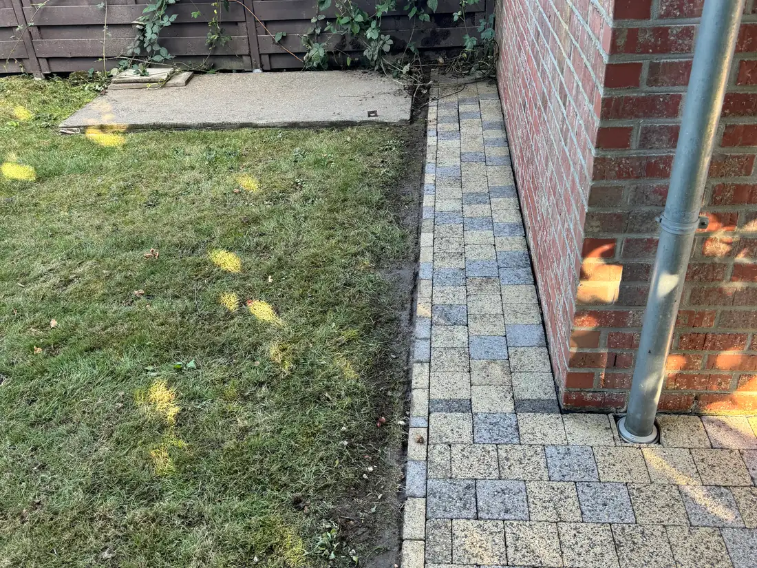 Opritreiniging — De smalle strook langs de gevel, achteraan in de tuin. — na