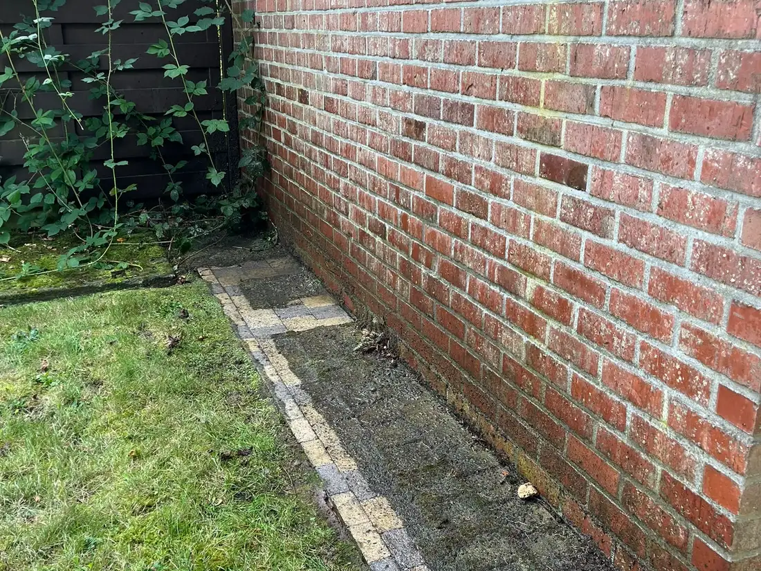 Opritreiniging — De smalle strook langs de gevel, achteraan in de tuin. — voor