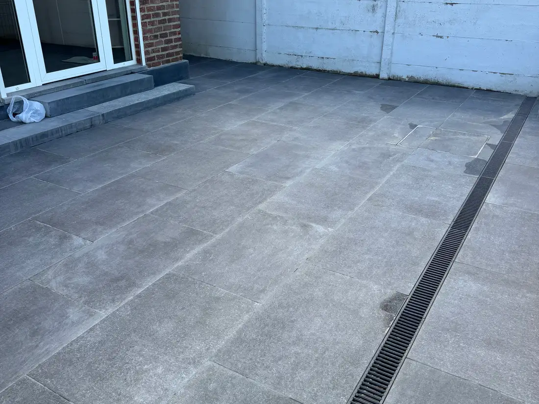Opritreiniging — Hetzelfde terras vanaf de andere zijde, tot tegen de afvoergoot. — na
