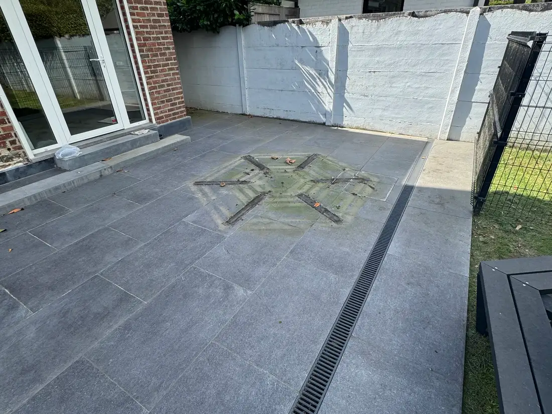 Opritreiniging — Hetzelfde terras vanaf de andere zijde, tot tegen de afvoergoot. — voor