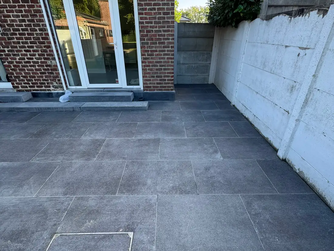 Opritreiniging — De zijkant van het terras, waar de algen het verst gevorderd waren. — na