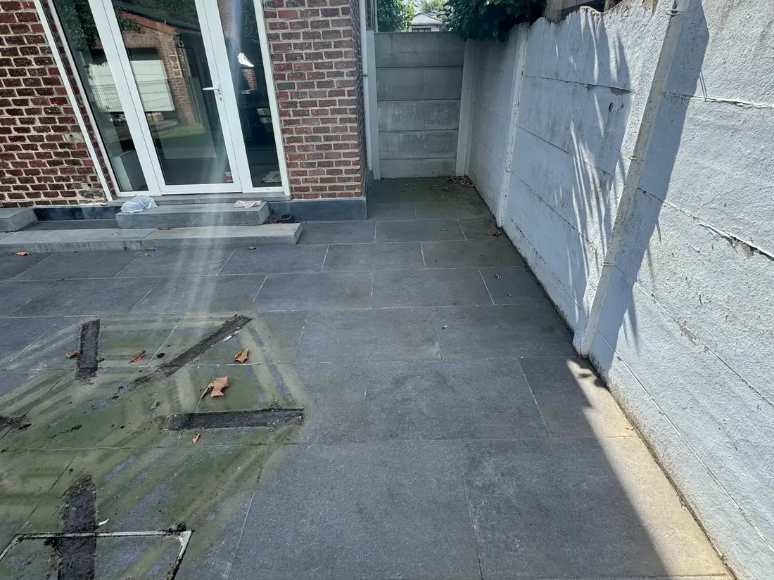 Opritreiniging — De zijkant van het terras, waar de algen het verst gevorderd waren. — voor