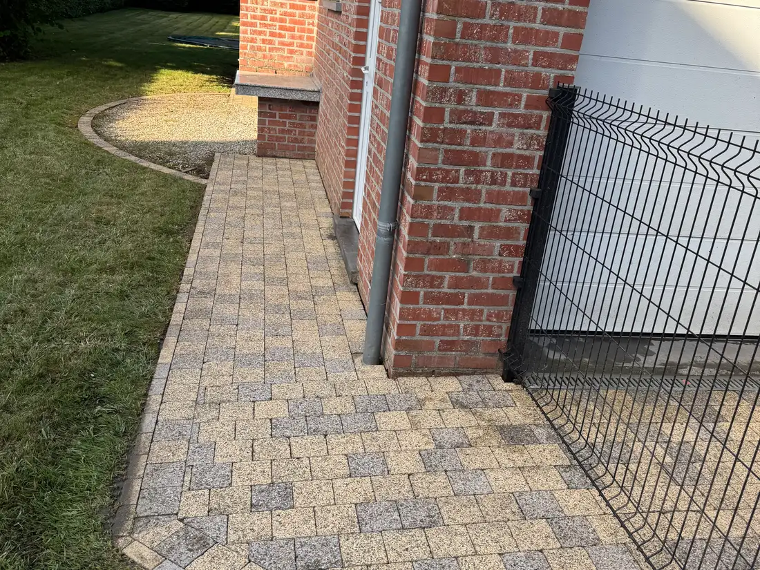 Opritreiniging — Het pad tussen de woning en de garage. — na