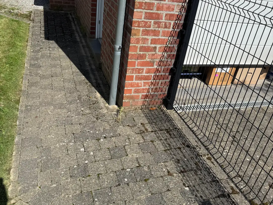 Opritreiniging — Het pad tussen de woning en de garage. — voor