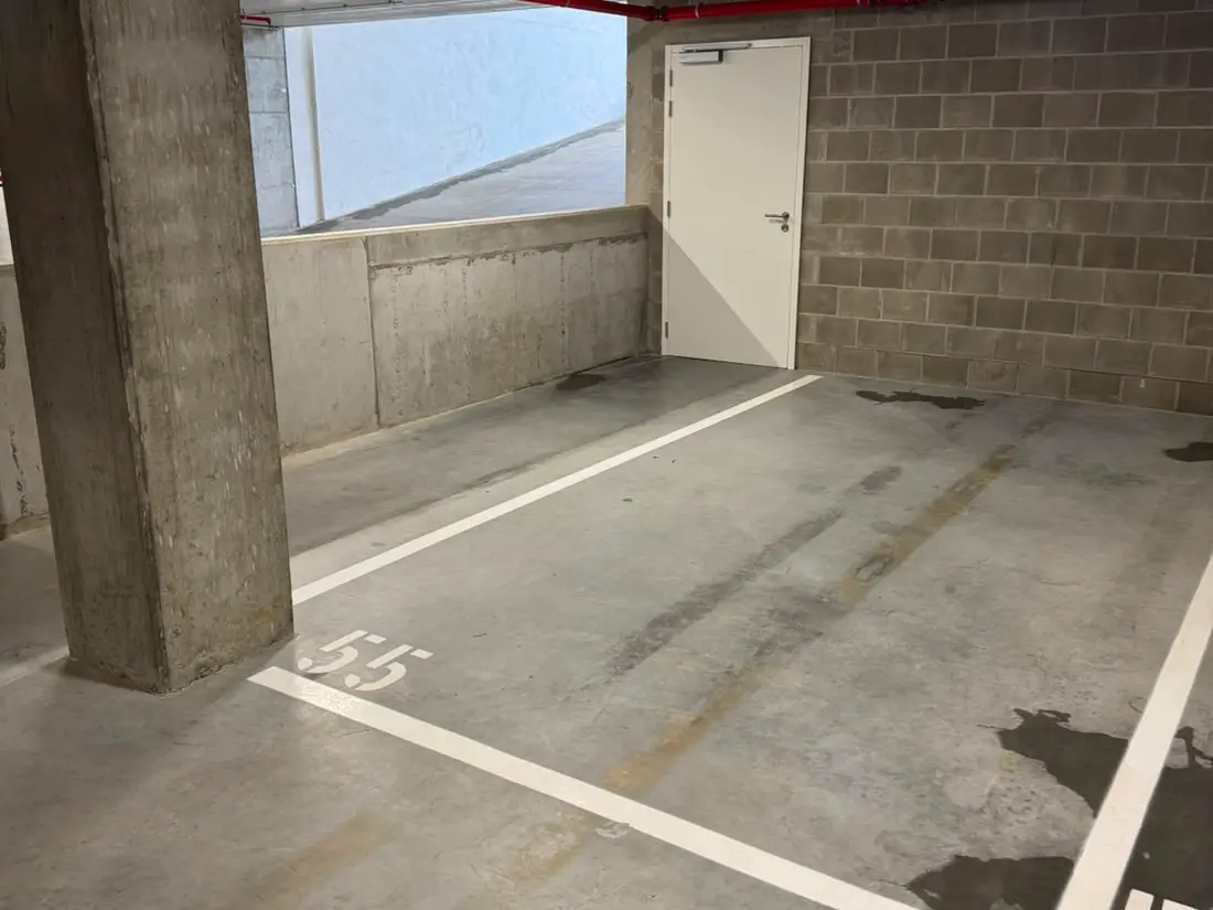 Vloerreiniging — Parkeerplaats met ingelopen bandensporen — na
