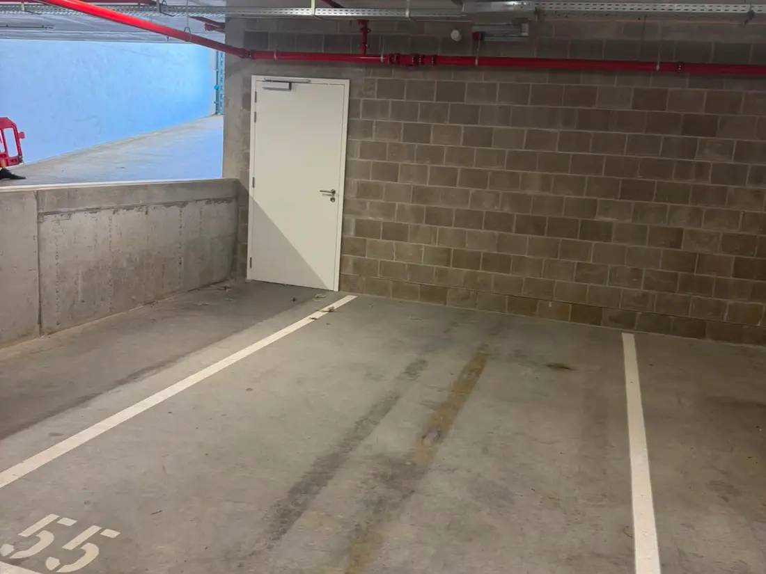 Vloerreiniging — Parkeerplaats met ingelopen bandensporen — voor