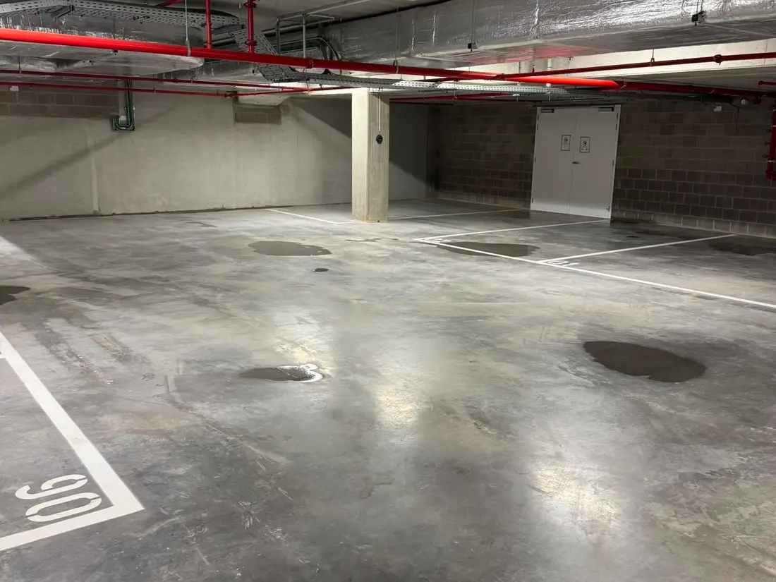 Vloerreiniging — Parkeerzone bij de technische ruimte — na