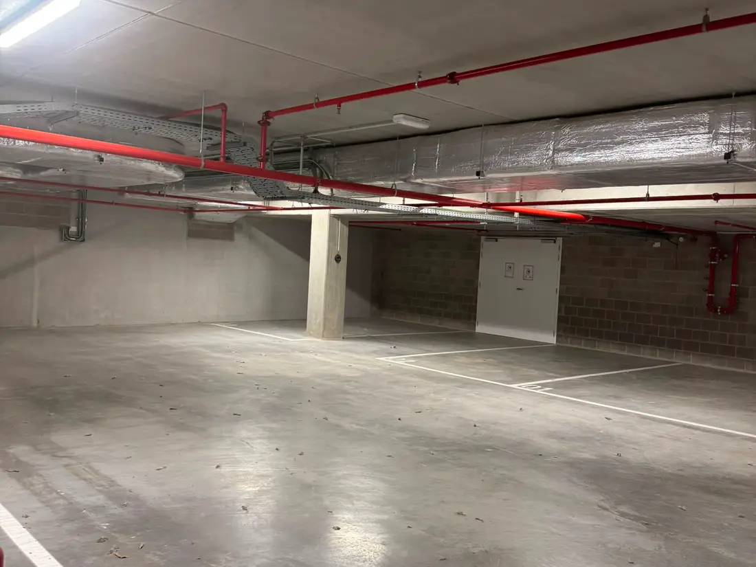 Vloerreiniging — Parkeerzone bij de technische ruimte — voor